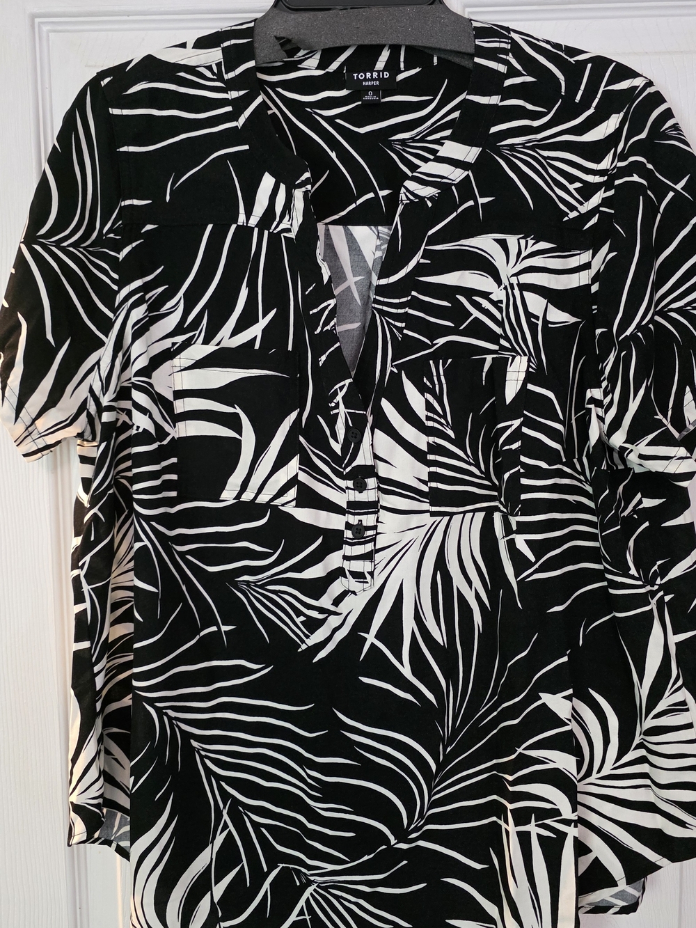 Torrid Harper Shirt, SZ 0, EUC Black & White Palm-Print V-Neck